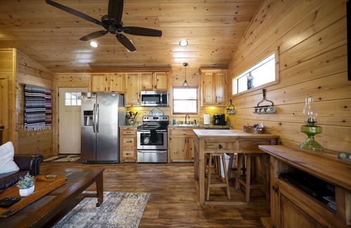 Broken Bow Cabina | Pet friendly 1 BR Cabin, Hot Tub, Fire Pit, Sleeps 4