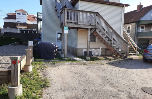 Matunuck Apartamento | Pet Friendly 1 bedroom walk to beach in Matunuck RI White Wave at the Marilla