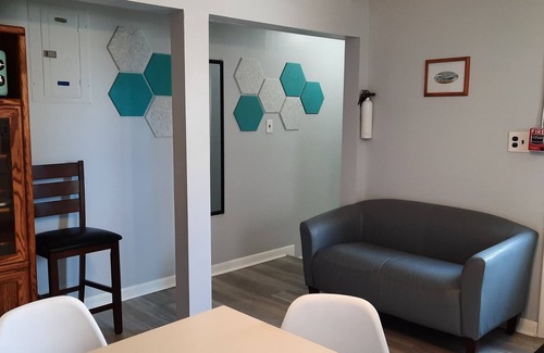 Matunuck Apartamento | Pet Friendly 1 bedroom walk to beach in Matunuck RI White Wave at the Marilla