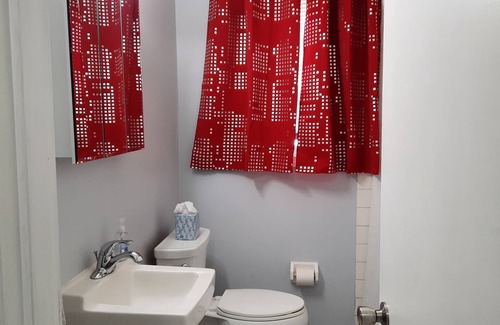 Matunuck Apartamento | Pet Friendly 1 bedroom walk to beach in Matunuck RI White Wave at the Marilla