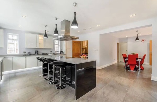 Northwood Casa | Pet Friendly - 11 Guests - 6 Beds - Bbq - Parking