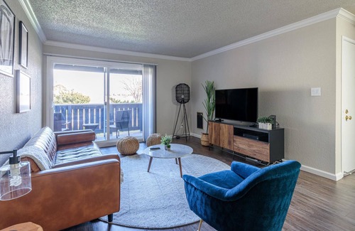 West Alameda Apartamento | Pet-Friendly 1BR Apartment in Alameda + Parking