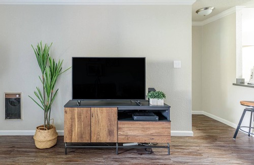 West Alameda Apartamento | Pet-Friendly 1BR Apartment in Alameda + Parking