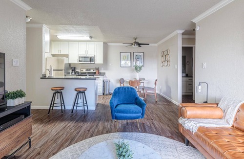 West Alameda Apartamento | Pet-Friendly 1BR Apartment in Alameda + Parking