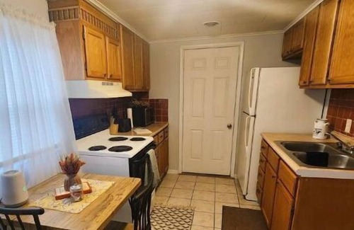 Hamilton Apartamento | Pet-Friendly 1BR Suite, Walk to Quilt Co, Travel Nurse Ready, Wi-Fi + Kitchen