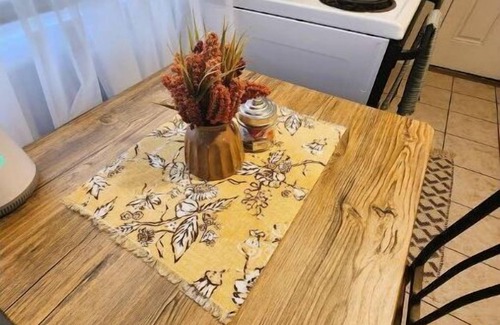 Hamilton Apartamento | Pet-Friendly 1BR Suite, Walk to Quilt Co, Travel Nurse Ready, Wi-Fi + Kitchen