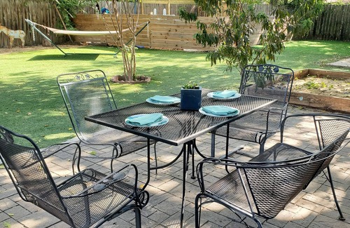 Mahncke Park Casa | Pet friendly 2-bedroom near downtown San Antonio, Pearl, Riverwalk, Zoo, museums