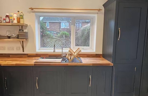 Chester Casa | Pet Friendly - 2 Bedrooms - 4 Guests - Parking