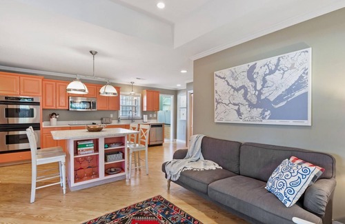 Isle of Palms Casa | Pet Friendly!!! 2 blocks from Beach - 1 house away from Park - 4 Bikes!!!