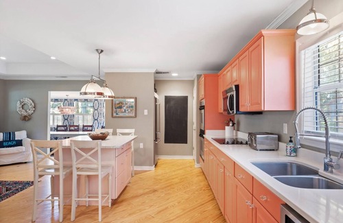 Isle of Palms Casa | Pet Friendly!!! 2 blocks from Beach - 1 house away from Park - 4 Bikes!!!