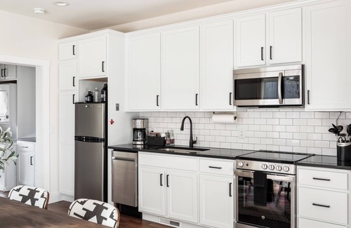 Bellaire Apartamento | Pet-Friendly 2BR Family Suite in Boutique Resort w/ Hot Tubs, Sauna, & Fire Pit!