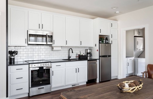 Bellaire Apartamento | Pet-Friendly 2BR Family Suite in Boutique Resort w/ Hot Tubs, Sauna, & Fire Pit!