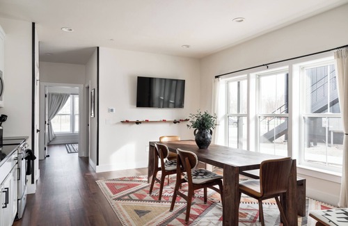 Bellaire Apartamento | Pet-Friendly 2BR Family Suite in Boutique Resort w/ Hot Tubs, Sauna, & Fire Pit!