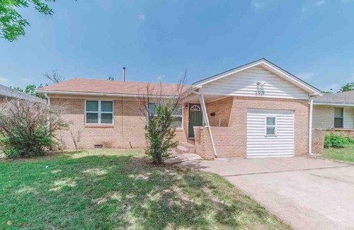 Central Oklahoma City Casa | Charming 3-bedroom house with AC, fitness room in superb Oklahoma City