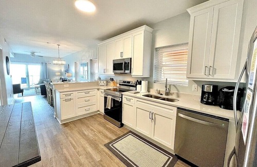 Isle of Palms Condominio | Pet Friendly | 3 BR Oceanfront Condo With Pool | Free Wifi | Beautiful Views