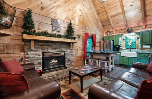 Sevierville Cabina | Pet Friendly! 3 Decks, Hot Tub, Fire Pit, Games, Views