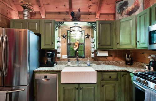 Sevierville Cabina | Pet Friendly! 3 Decks, Hot Tub, Fire Pit, Games, Views