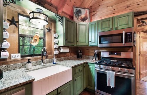 Sevierville Cabina | Pet Friendly! 3 Decks, Hot Tub, Fire Pit, Games, Views