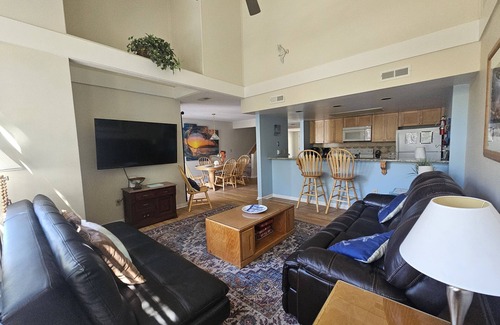 Ocean Ridge Casa | Pet Friendly, 3Bed, easy walk to Pool, Beach, Restaurants, Golf N Pickle Ball