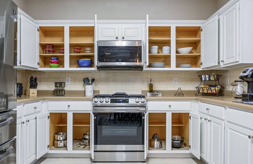 Woodstock Casa | Pet-Friendly 3BR w/ Porch & Grill | Weekday Deals!