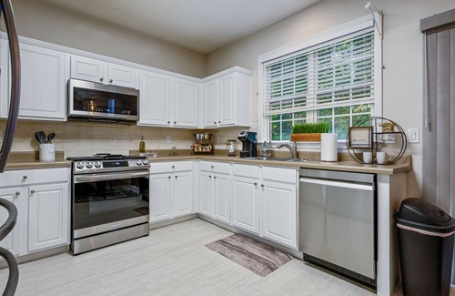 Woodstock Casa | Pet-Friendly 3BR w/ Porch & Grill | Weekday Deals!