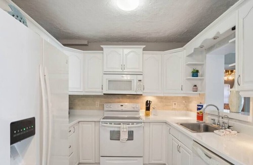South Pinellas Community Council Casa | Pet-Friendly 4 Bed/2 Bath Oasis with Pool - Just