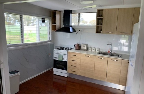 Torrumbarry Casa | Pet-Friendly 4-Bedroom Cabin, very close to Murray River, plenty of Parking