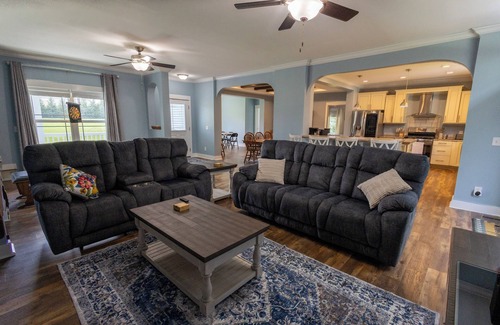 Ether Casa | Pet friendly, 4-bedroom house in the heart of Seagrove pottery, near state zoo