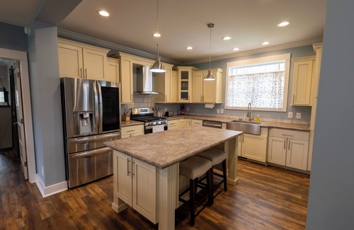 Ether Casa | Pet friendly, 4-bedroom house in the heart of Seagrove pottery, near state zoo