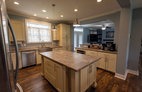 Ether Casa | Pet friendly, 4-bedroom house in the heart of Seagrove pottery, near state zoo