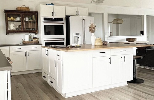 Sea Scape Cabaña | Pet Friendly 5-bedroom cottage just a 16-minute walk to Outer Banks Beaches