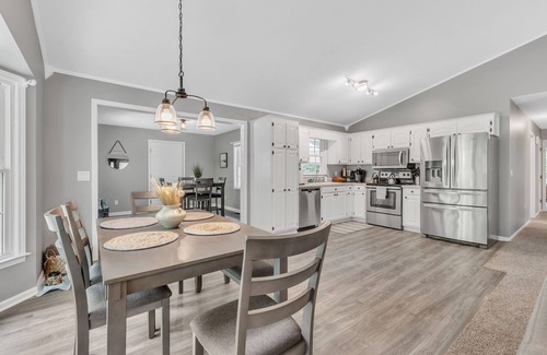 Seneca Casa | Pet-Friendly 5BR Getaway near Lake Keowee