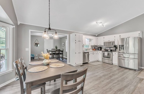 Seneca Casa | Pet-Friendly 5BR Getaway near Lake Keowee