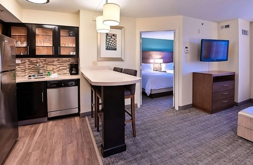 Plantation Complejo | Pet-friendly and Modern 2BR Suite w/ Kitchen! Outdoor Pool, FREE Breakfast!