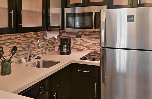 Plantation Complejo | Pet-friendly and Modern 2BR Suite w/ Kitchen! Outdoor Pool, FREE Breakfast!