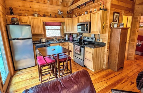 West Jefferson Cabina | Pet Friendly and Fall is Coming Soon!