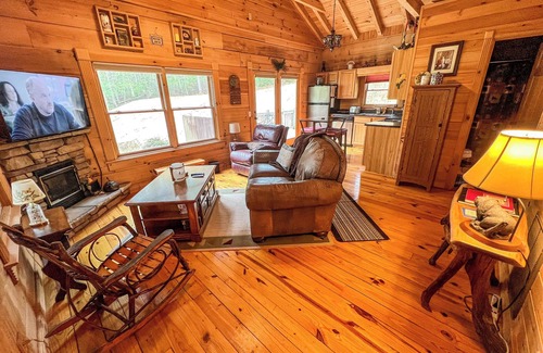 West Jefferson Cabina | Pet Friendly and Fall is Coming Soon!