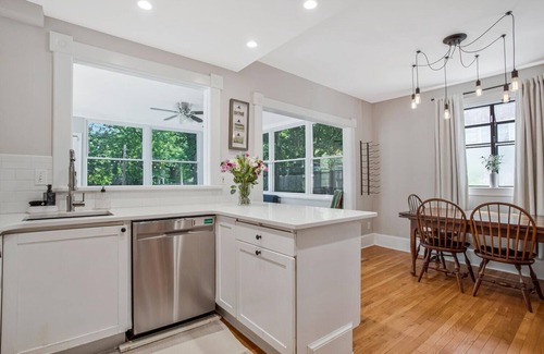 Homewood Casa | Pet Friendly Annapolis Stay Walk to DTA & Stadium