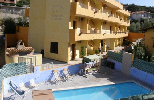 Fluminimaggiore Casa | "Residence Pianeta Sardegna 9" con piscina, aire acondicionado y balcón