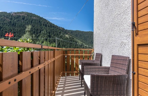 Sicina Apartamento | Apartamento "Casa Barona" que admite mascotas, con vistas a la montaña, jardín y Wi-Fi