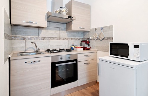 Borzonasca Apartamento | Apartamento con vistas a la montaña, piscina compartida y Wi-Fi que admite mascotas