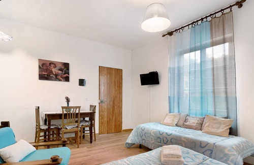 Borzonasca Apartamento | Apartamento con vistas a la montaña, piscina compartida y Wi-Fi que admite mascotas