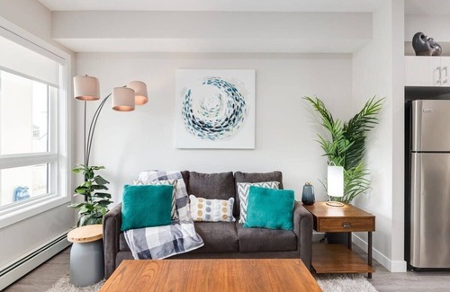 Shaganappi Apartamento | Pet Friendly Apartment w/ Free Underground Parking & Sofa Bed