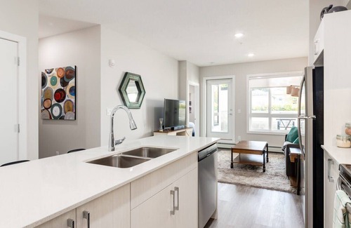 Shaganappi Apartamento | Pet Friendly Apartment w/ Free Underground Parking & Sofa Bed