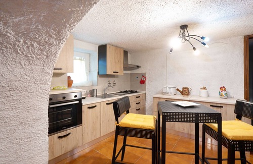 Beverino Apartamento | Apartamento "Il Bacio del Sole" con barbacoa, terraza compartida y Wi-Fi; mascotas permitidas