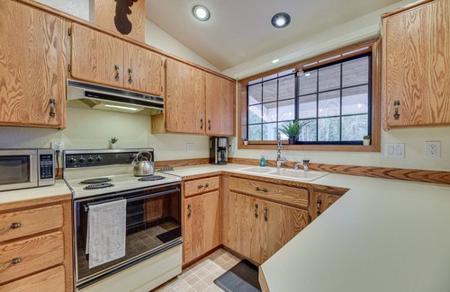 Paradise Estates Casa | Pet-Friendly Ashford Rainier Home: Hot Tub, Kayaks