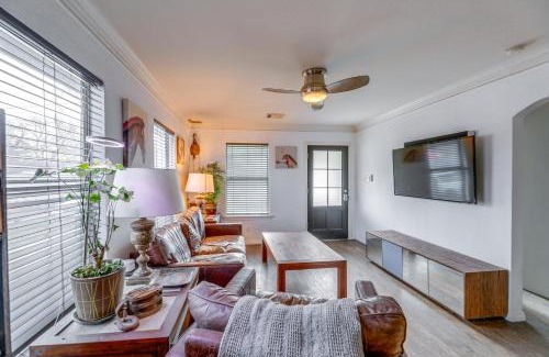 Govalle Casa | Pet-Friendly Austin Home with Private Yard and Deck!