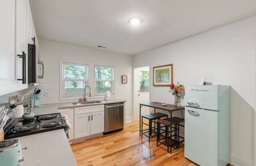 Downtown Casa | Pet Friendly Bart Street Aerie