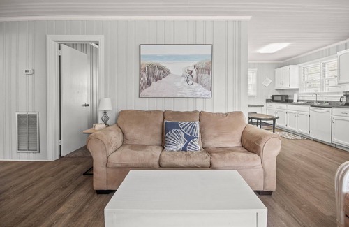Surfside Beach Casa | Pet friendly beach cottage short walk to beach