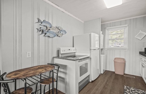 Surfside Beach Casa | Pet friendly beach cottage short walk to beach